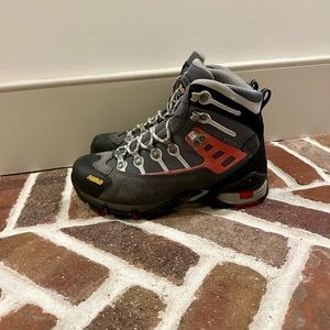 Used once on short hike& were too small. Brand new condition.